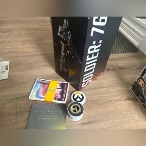 Overwatch Soldier: 76 Collector Statue with soundtrack, postcards and pin